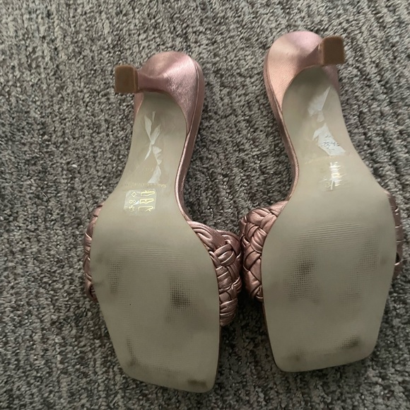 Sakes Fifth Avenue Braided Rose Mentallic Heel Sz 6 - Picture 7 of 8
